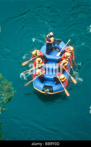 Una zattera con turisti sul fiume Shotover vicino a Queenstown Otago Isola del Sud della Nuova Zelanda Foto Stock