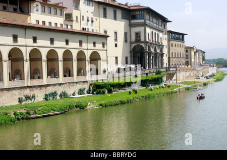 Parte del Corridoio Vasariano lungo le rive del fiume Arno che collega la Galleria degli Uffizi con Palazzo Pitti a Firenze Foto Stock