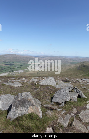 La vista dalla cima della collina Ingleborough, North Yorkshire, Regno Unito. Il Ribblesdale viadotto può essere visto in lontananza. Foto Stock