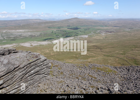 La vista dalla cima della collina Ingleborough, North Yorkshire, Regno Unito. Il Ribblesdale viadotto può essere visto in lontananza. Foto Stock