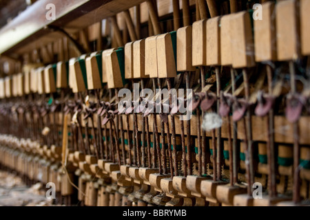 Close up di martelli su un vecchio pianoforte Foto Stock