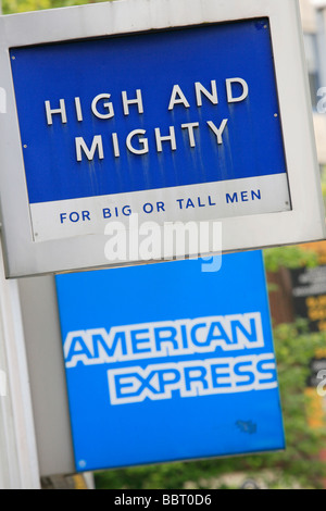 Alta e possente e American Express loghi su High Street negozi Foto Stock