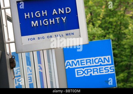 Alta e possente e American Express loghi su High Street negozi Foto Stock