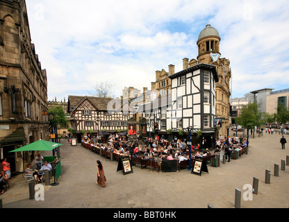 Il vecchio Wellington Inn e il Sinclair s Oyster Bar il triangolo Manchester City Centre Millennium trimestre Foto Stock