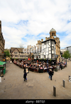 Il vecchio Wellington Inn e il Sinclair s Oyster Bar il triangolo Manchester City Centre Millennium trimestre Foto Stock