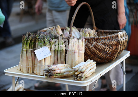 Asparagi freschi in vendita nel mercato vicino a Sarlat in Dordogna Francia Foto Stock