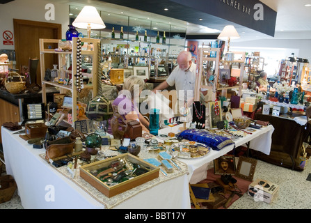 La gente in una fiera antiquaria di Newmarket, Regno Unito Foto Stock