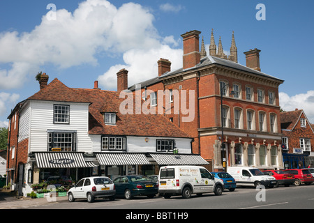 High Street Tenterden Kent England Regno Unito. Piccoli negozi nel centro storico di Kentish Town Foto Stock