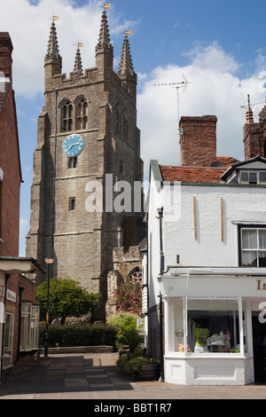 Tenterden Kent England Regno Unito Europa St Mildred chiesa parrocchiale del XV secolo la torre dell orologio in piccola e antica Kentish Town Foto Stock