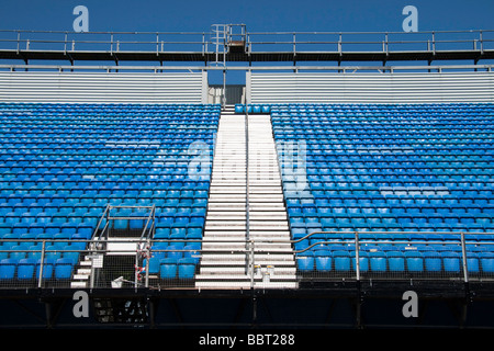 Righe di posti vuoti in un open air auditorium, impostato sul Castello di Edimburgo spianata per i militari tattoo Foto Stock