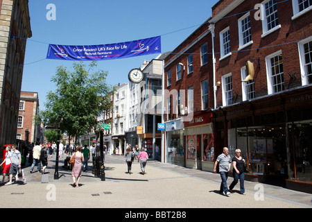 Vista lungo la strada alta con una ricerca sul cancro corsa per la vita banner worcester regno unito Foto Stock