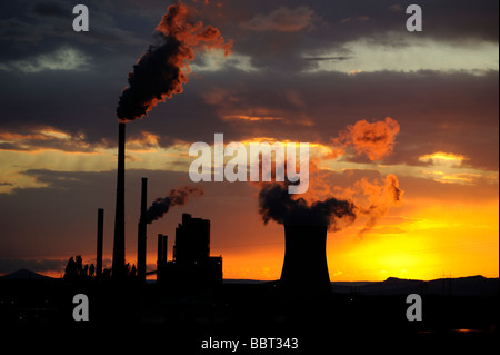 La cottura a vapore impianto alimentato a carbone al tramonto spettacolare, torri di raffreddamento, ecologia, camino, cielo nuvoloso, emissioni, dell'inquinamento atmosferico Foto Stock
