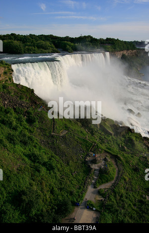 Il bordo della cascata delle cascate del Niagara con le persone nel New York NY State Park USA dall'alto, ammira l'impressionante paesaggio verticale ad alta risoluzione Foto Stock