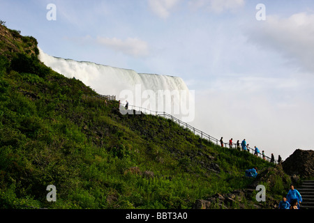 Bordo della cascata delle cascate del Niagara con persone nel New York NY State Park Stati Uniti d'America da sotto l'angolo basso bellissimo paesaggio attivo viaggia ad alta risoluzione Foto Stock