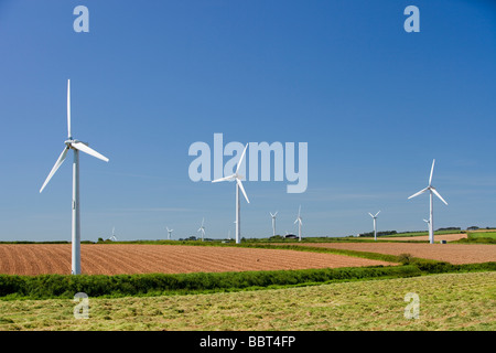 Una wind farm su terreni agricoli in Cornovaglia occidentale vicino a St Ives REGNO UNITO Foto Stock