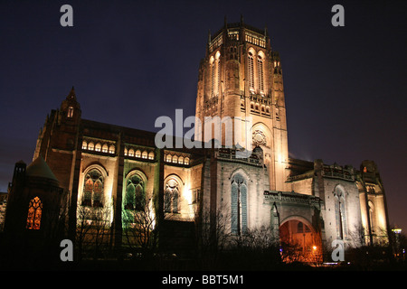 Liverpool Cattedrale Anglicana illuminazione notturna, Merseyside England, Regno Unito Foto Stock