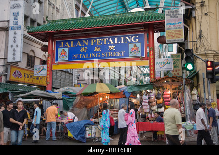 Una folla di persone a Petaling Mercato a Jalan Sultan in Chinatown, Kuala Lumpur, Malesia Foto Stock