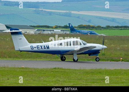 Piper PA-28RT-201T Turbo Arrow IV in partenza Inverness nelle Highlands SAcottish SCO 2531 Foto Stock