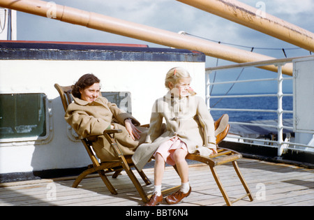 Madre e figlia di lasciare a bordo di ocean liner per l'America 1955 Foto Stock