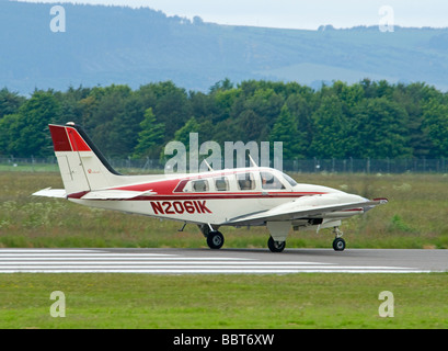 Il faggio 58P luce propulsori doppia elica del pistone azionato aeroplano a Inverness Scozia Aviosuperficie SCO 2533 Foto Stock