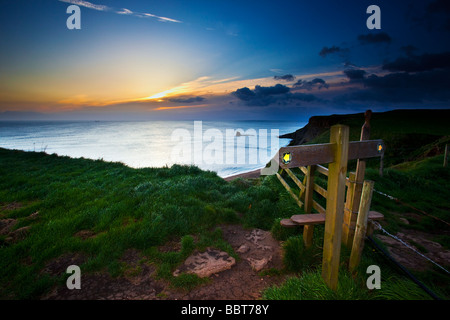 Estate Alba Cleveland modo a Saltwick Bay Whitby North Yorkshire Foto Stock