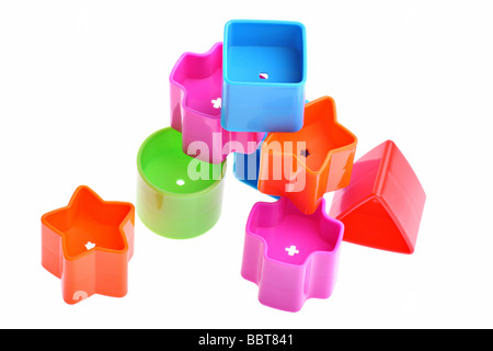 I vari blocchi colorati per forma giocattolo sorter isolato su bianco. Copia e spazio per testo disponibile Foto Stock