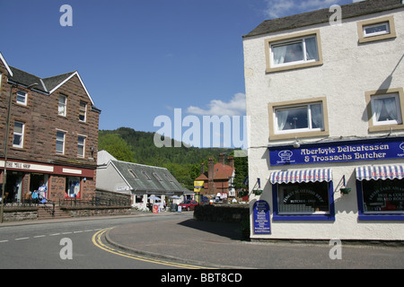 Villaggio di Aberfoyle, Scozia. Strada principale del pittoresco Scottish Tourist Village, Aberfoyle. Foto Stock