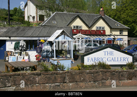 Villaggio di Aberfoyle, Scozia. Il tessuto Gallery craft shop, con il Coach House Bar e ristorante in background. Foto Stock