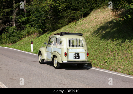 Fiat Topolino incontro, Valle di Gresta, Trentino-Alto Adige, Italia Foto Stock