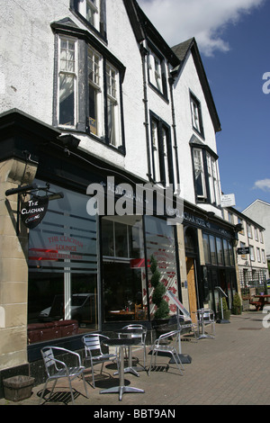 Villaggio di Aberfoyle, Scozia. Il Clachan Hotel e il ristorante sulla strada principale di Aberfoyle. Foto Stock