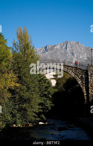 Ponte sul Fiume Deva nel villaggio di Potes in Shire di Liebana Picos de Europa Cantabria Spagna Foto Stock