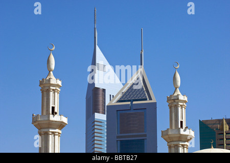 Dubai EMIRATI Twin Towers presso la Sheikh Zayed road area Foto Stock