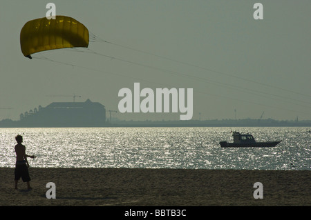 Dubai kite surfing su Jum eirah beach con il palmo in background Foto Stock
