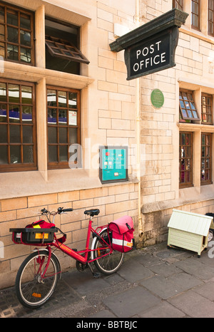 Il Post Office e la consegna in bicicletta in Bradford on Avon Regno Unito Foto Stock