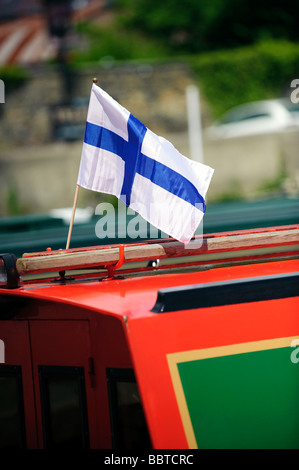 Bandiera finlandese vola da una chiatta Foto Stock