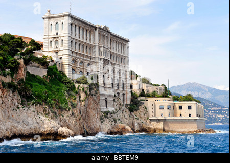 Museo Oceanografico di Monaco, costruito nel 1910 dal principe Alberto I, che sorge maestosamente sopra il mare ad una altezza di 279 metri. Foto Stock