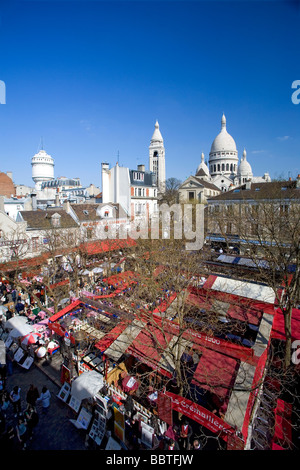 Vista della Place du Tertre e il Sacre Coeur di Montmartre Parigi Francia. Preso da una casa privata e così una vista unica Foto Stock