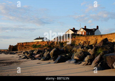 Gli edifici sul bordo della scogliera di Happisburgh Norfolk England Regno Unito Foto Stock