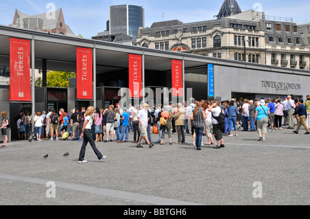 Visitatori queing nella Torre di Londra ticket cabine Foto Stock