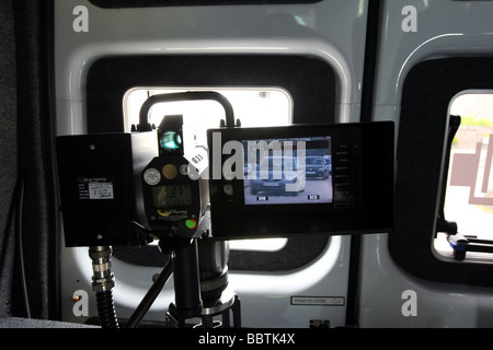 La vista dell'operatore, dall'interno di una videocamera di sicurezza van a Aberdeen, Scozia, Regno Unito con il traffico visibile sullo schermo della fotocamera Foto Stock
