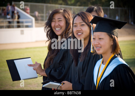 Diploma di scuola superiore grad asian adolescente americano teen Foto Stock