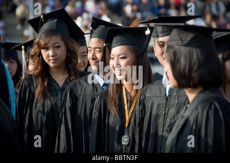 Diploma di scuola superiore grad asian adolescente americano teen Foto Stock