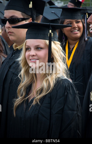 Femmina bianca di alta scuola di diploma diploma 2009 Foto Stock