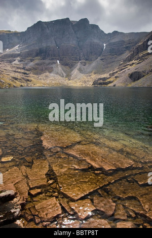 Triple contrafforte e corrie lochan, Ben Eighe, Torridon, con un cuore shaped pool in primo piano che riflette il sole Foto Stock