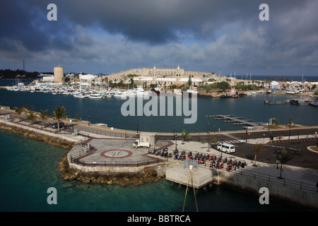 Vista del King's Wharf, Bermuda, ormeggiata dalla nave da crociera Foto Stock