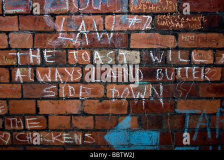 Graffiti a calciato su un muro di mattoni a Newcastle upon Tyne Inghilterra Regno Unito Foto Stock