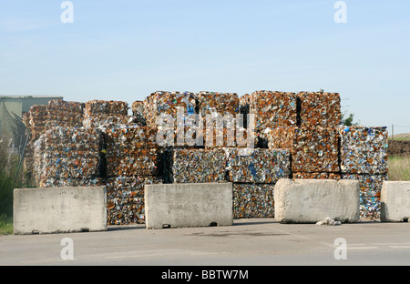 Spazzatura ordinati per il riciclaggio a Rainham discarica,Essex REGNO UNITO Foto Stock