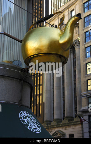 Lucido bollitore per la cottura a vapore appesa sopra il caffè Starbucks in Court Street, Boston, Massachusetts, STATI UNITI D'AMERICA Foto Stock