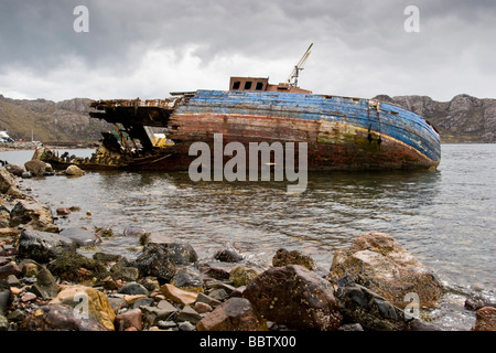 Un scatafascio barche da pesca sulla spiaggia presso il piccolo villaggio di Diabaig in Torridon, sulla costa ovest della Scozia Foto Stock