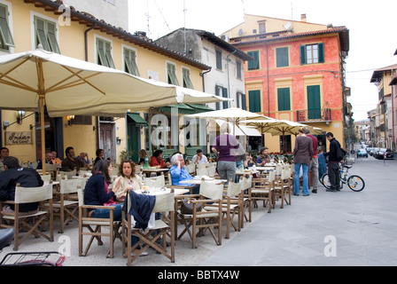 Per coloro che godono di un caffè e il cibo in un bar di Pietrasanta, MS Toscana Foto Stock